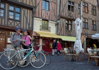 Personnes à vélo place Plumereau à Tours