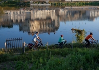Famille roulant à vélo le long de la Loire